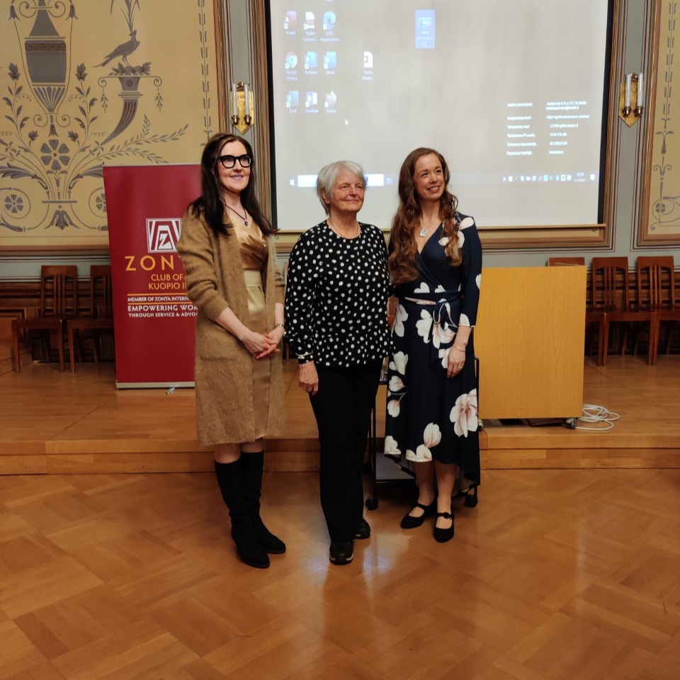 Woman of Savo Tuija Keinonen (on the left), Chair of Kuopio II Zonta club Pirkko Ohvo and Immigrant Woman Sandra Hänninen